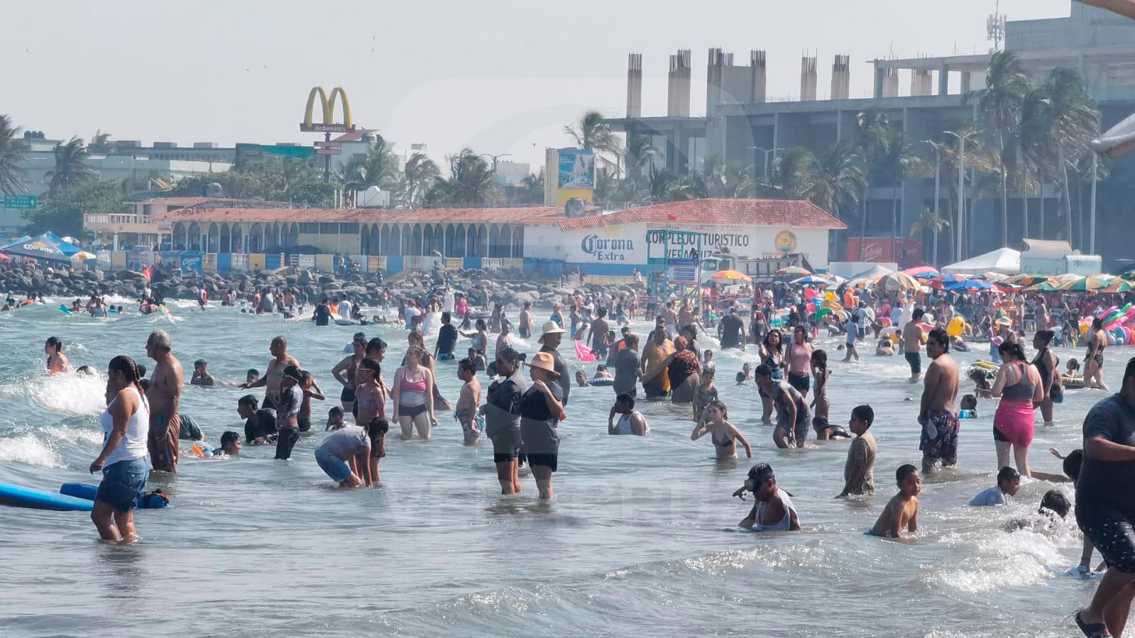 Vacaciones de Semana Santa: Turistas llegan a playas de Veracruz