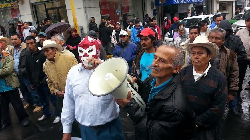 Bloquean Enríquez para exigir obras en Jalcomulco