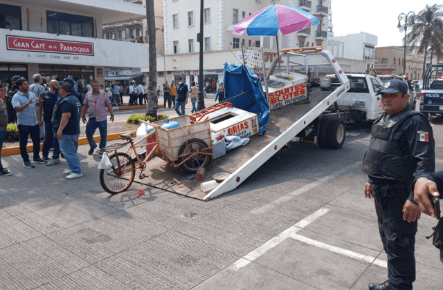 Policía y Ayuntamiento desalojan a comerciantes del Malecón de Veracruz