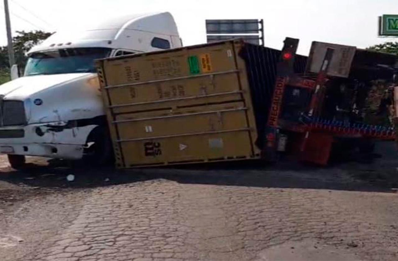 Por choque de tráileres, bloquean paso en autopista Veracruz-Xalapa