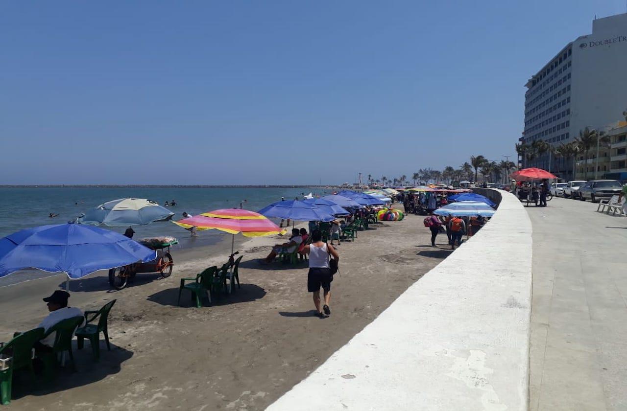 Por Semana Santa turistas llegan a playas del puerto en pandemia