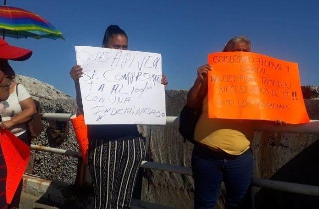 Denuncian pescadores del puerto amenazas para desalojarlos