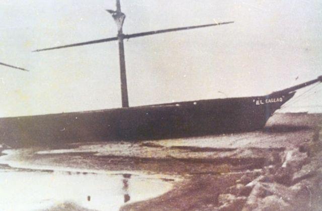 Marea baja en Coatza deja al descubierto barco de hace cien años