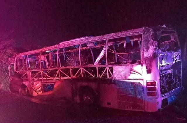 Noche violenta en el sur: hombres armados incendian autobús