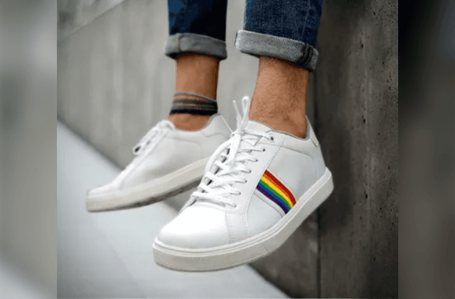 Profesor usa tenis con bandera LGBT+ y es despedido en Veracruz