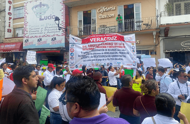¿Por qué se manifestaron profesores del Cecytes en el SAT de Xalapa?