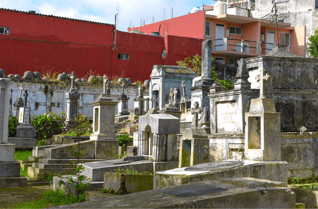 ¿Qué personajes históricos descansan en el Panteón 5 de Febrero de Xalapa?