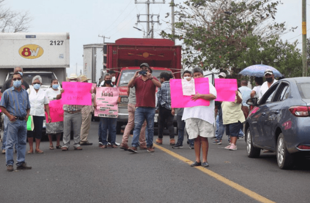 Bloquean carretera en Lerdo, piden asignar concejo municipal