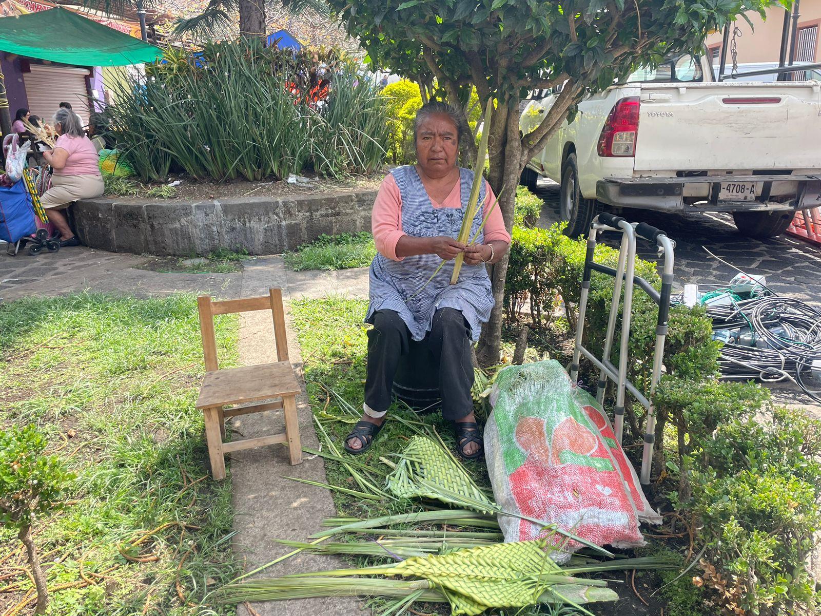 Domingo de Ramos: Inés, 68 años vendiendo palmitas en Xalapa