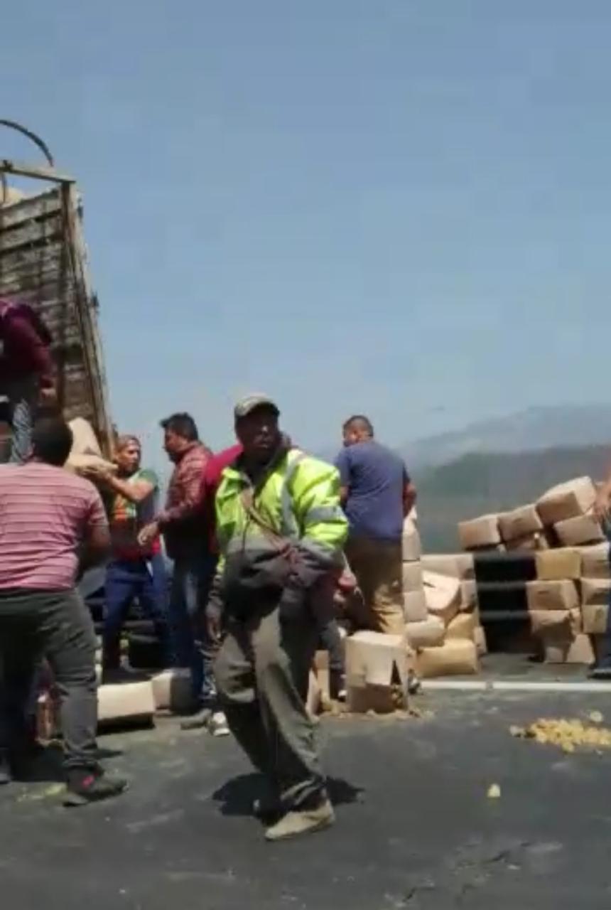 VIDEO: Rapiñan camión mientras se incendiaba, en las Cumbres de Maltrata