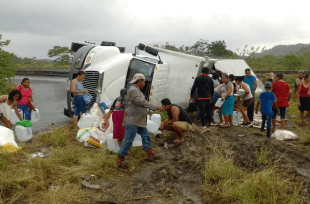 Tras volcadura, rapiñan insumos para hospital al sur de Veracruz