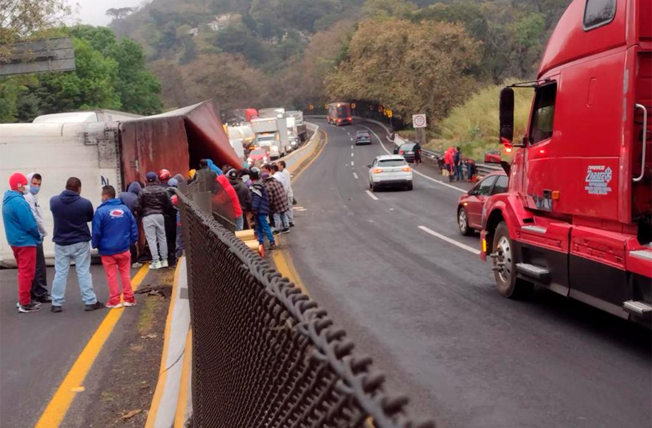 Rapiña tras volcadura de trailer cargado con cobre en Nogales 