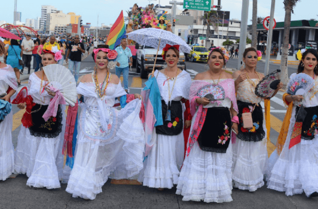Realizan marcha LGBT+ en el puerto de Veracruz, estuvo esta actriz