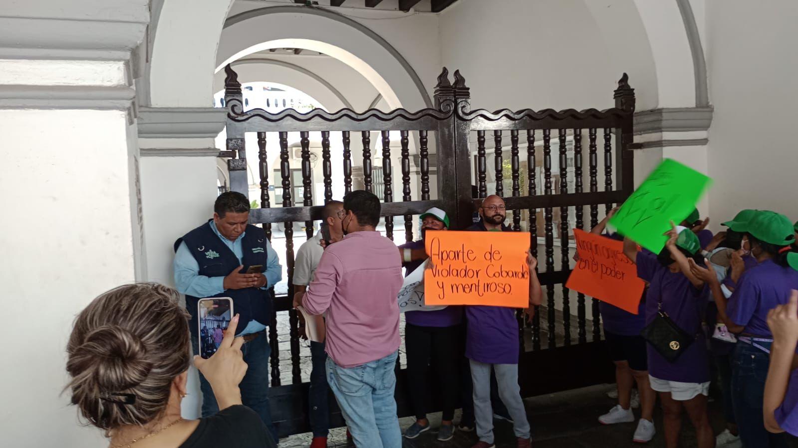 Retiran comisiones a Sebastián Cano y mujeres lo encaran, en Veracruz
