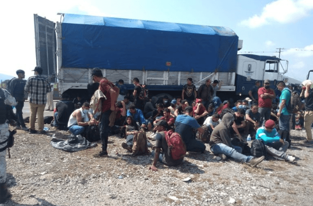 Rescatan a 117 migrantes en Amatlán; fueron abandonados en camión