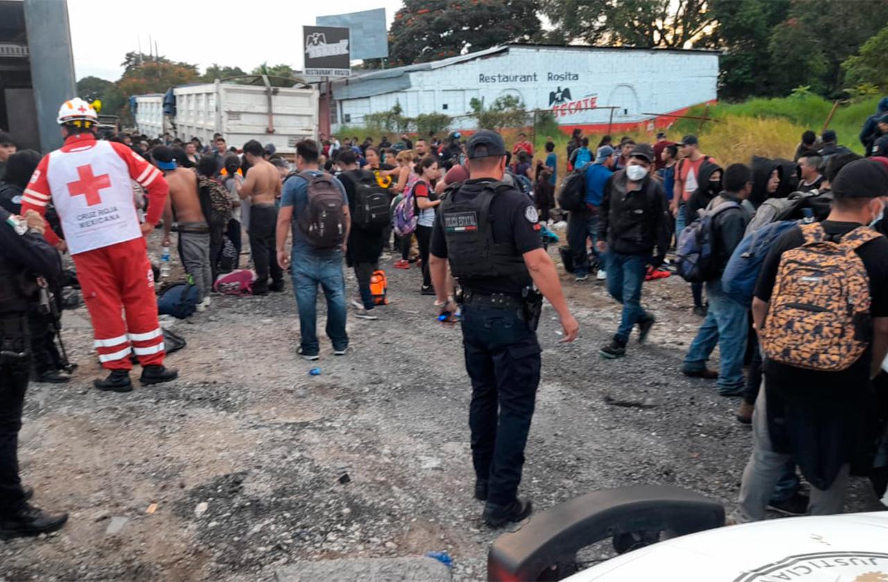 Rescatan a migrantes en tráiler a punto de quemarse, en Córdoba 