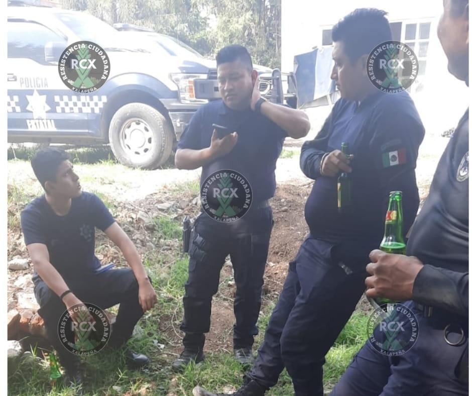 Captan a policías tomando cerveza en Ixtaczoquitlán; SSP los remueve