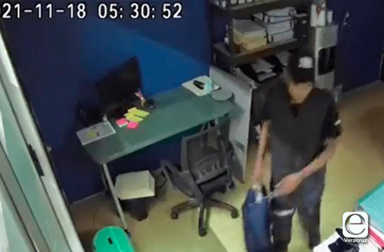 Vídeo | Graban a sujeto robando oficina en Veracruz 