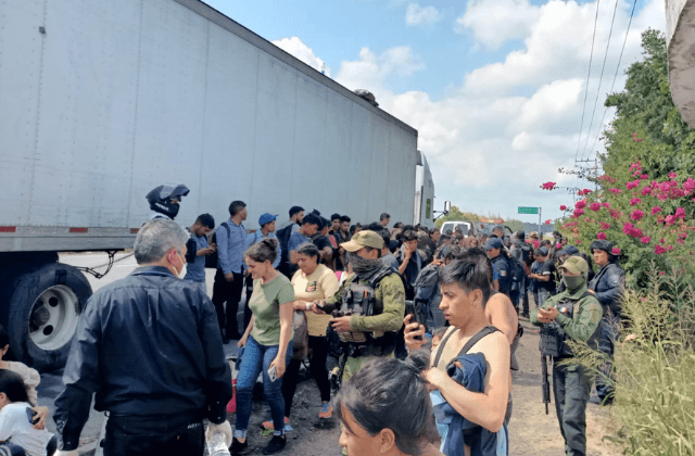 Se accidenta tráiler con alrededor de 150 migrantes, en Puente Nacional