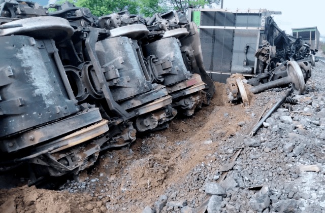 Suspenden servicio de trenes tras descarrilamiento en Acultzingo