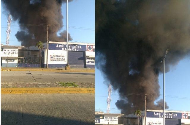 Por presunta quema de cohetes se incendia bodega en Coatza