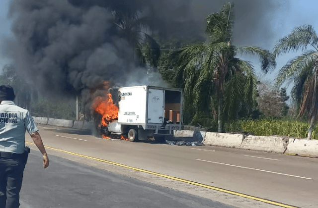 Se incendia camioneta de carga en la autopista Córdoba-Veracruz