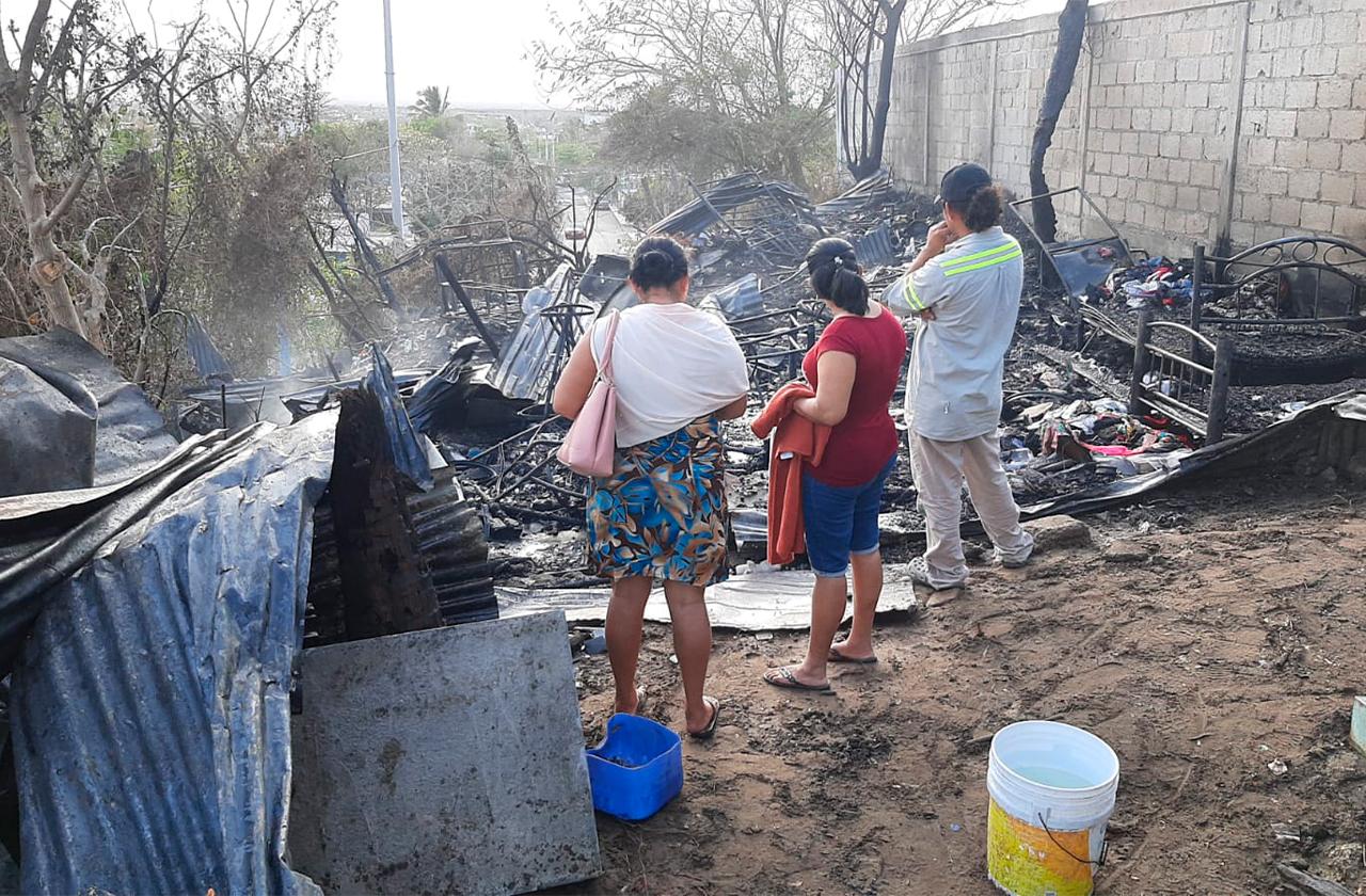 Incendio consume 2 casas en Boca del Río; familia lo pierde todo 