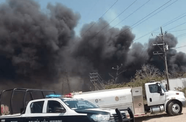 Se incendia corralón en Minatitlan y afecta vialidad