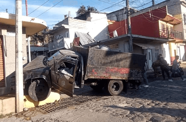 Vuelca sin frenos auto municipal de Coscomatepec: 5 heridos