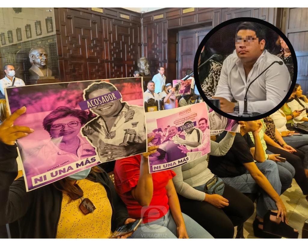 Violadores fuera: En sesión de cabildo, protestan contra regidor veracruzano