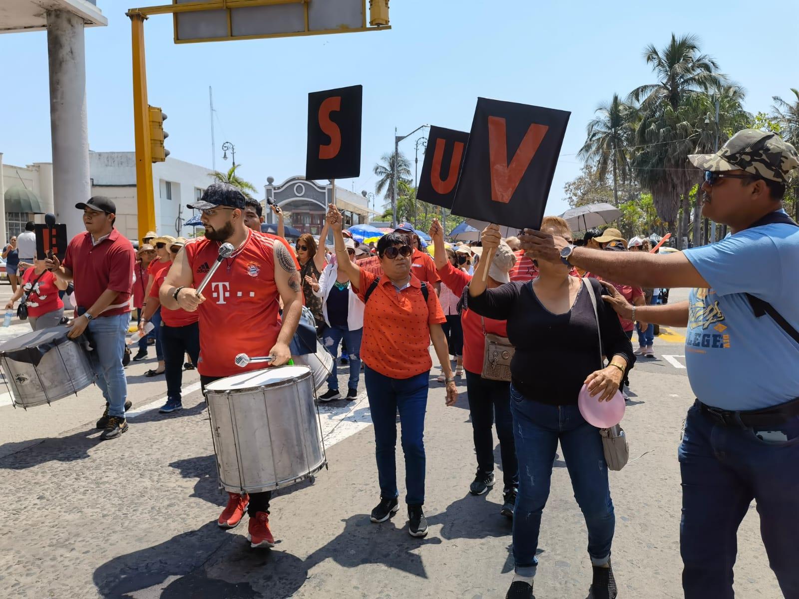 50 años SETSUV: Celebran con marcha en el puerto de Veracruz
