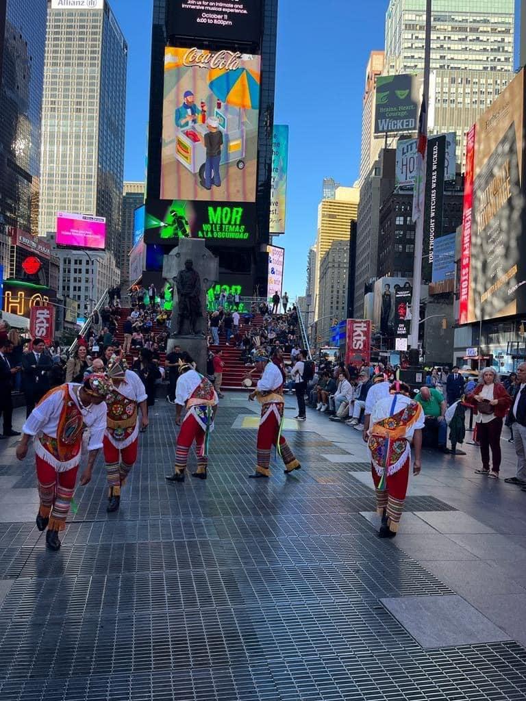 Voladores de Papantla sorprenden con ritual milenario en Nueva York