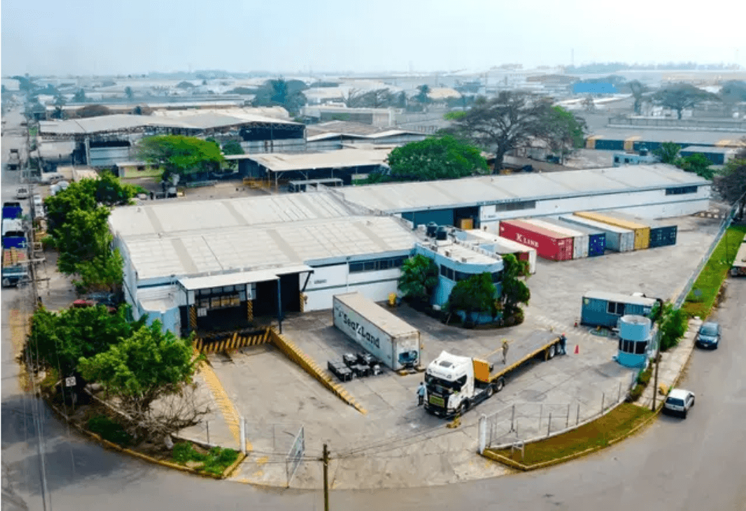 Mujer policía herida tras caerle portón en Ciudad Industrial de Veracruz