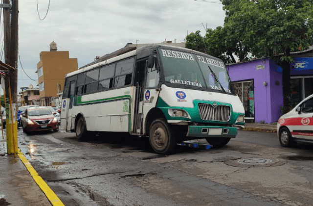 Socavón "se traga" llanta de camión con pasajeros en Boca del Río
