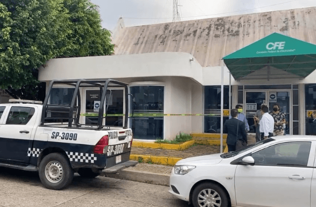 Someten a vigilante y asaltan cajeros de CFE en Minatitlán