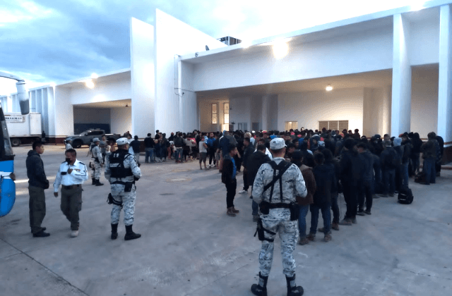 Sorprenden autobuses con 300 migrantes en carretera del sur de Veracruz