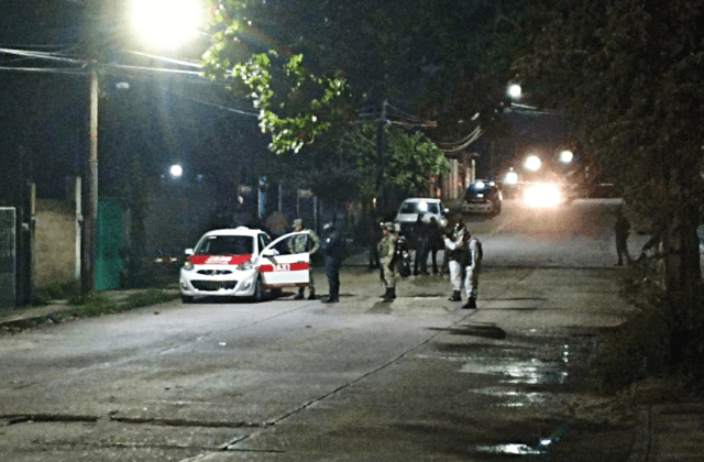 Taxista grave tras ataque a balazos en su unidad, en Minatitlán