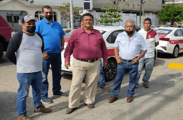 Taxistas darán corridas gratis en Coatza en consulta popular