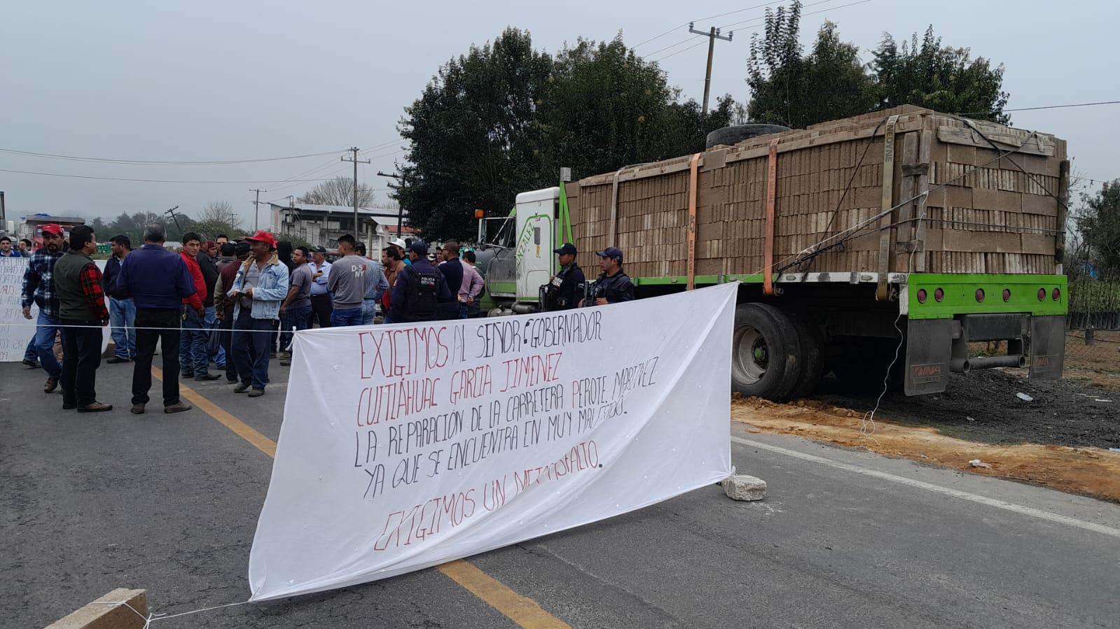 Camioneros bloquean carretera Atzalan-Altotonga; exigen rehabilitación