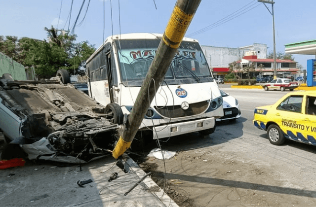 Trabajador de Pemex choca contra poste y se vuelca en Veracruz