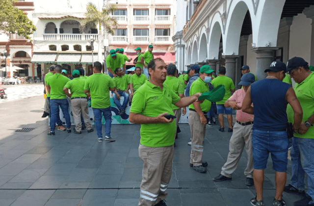 Más de cien trabajadores portuarios reclaman 'pago digno' en Veracruz