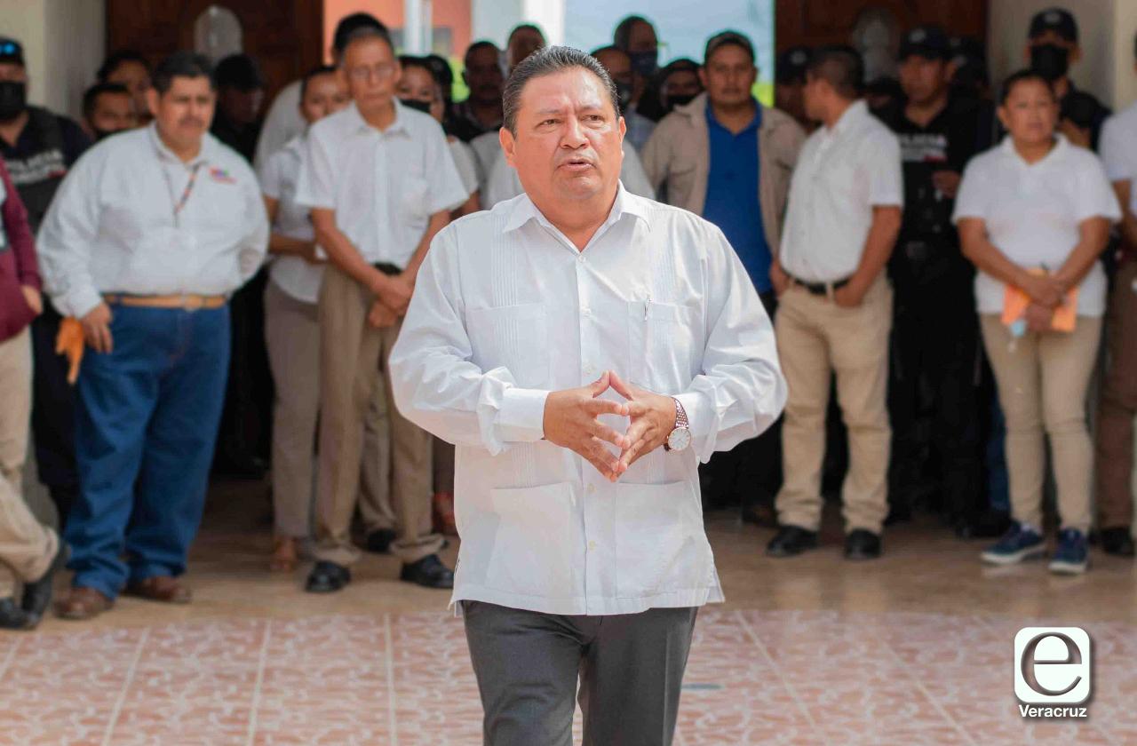 Trabajan en ayuntamiento pero no cobran", alcalde de Tepezintla sobre familiares