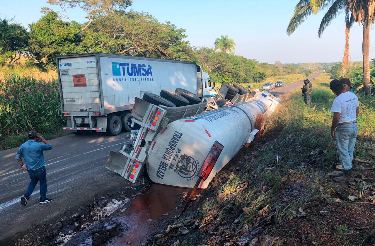 Trágica volcadura deja un muerto en carretera de Acayucan