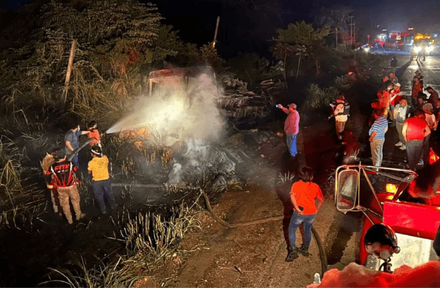 Trailero muere calcinado tras volcadura en carretera de Acayucan