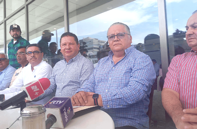 Conductores de autobuses piden a Cuitláhuac aumento de pasajes
