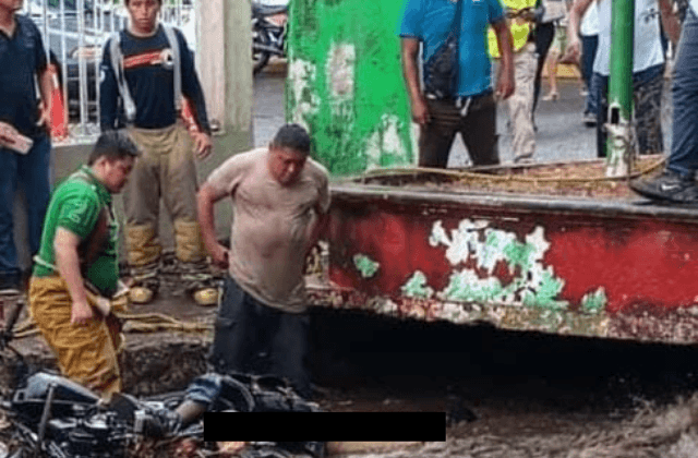 Tras fuertes lluvias, motociclista muere ahogado en calle de Catemaco