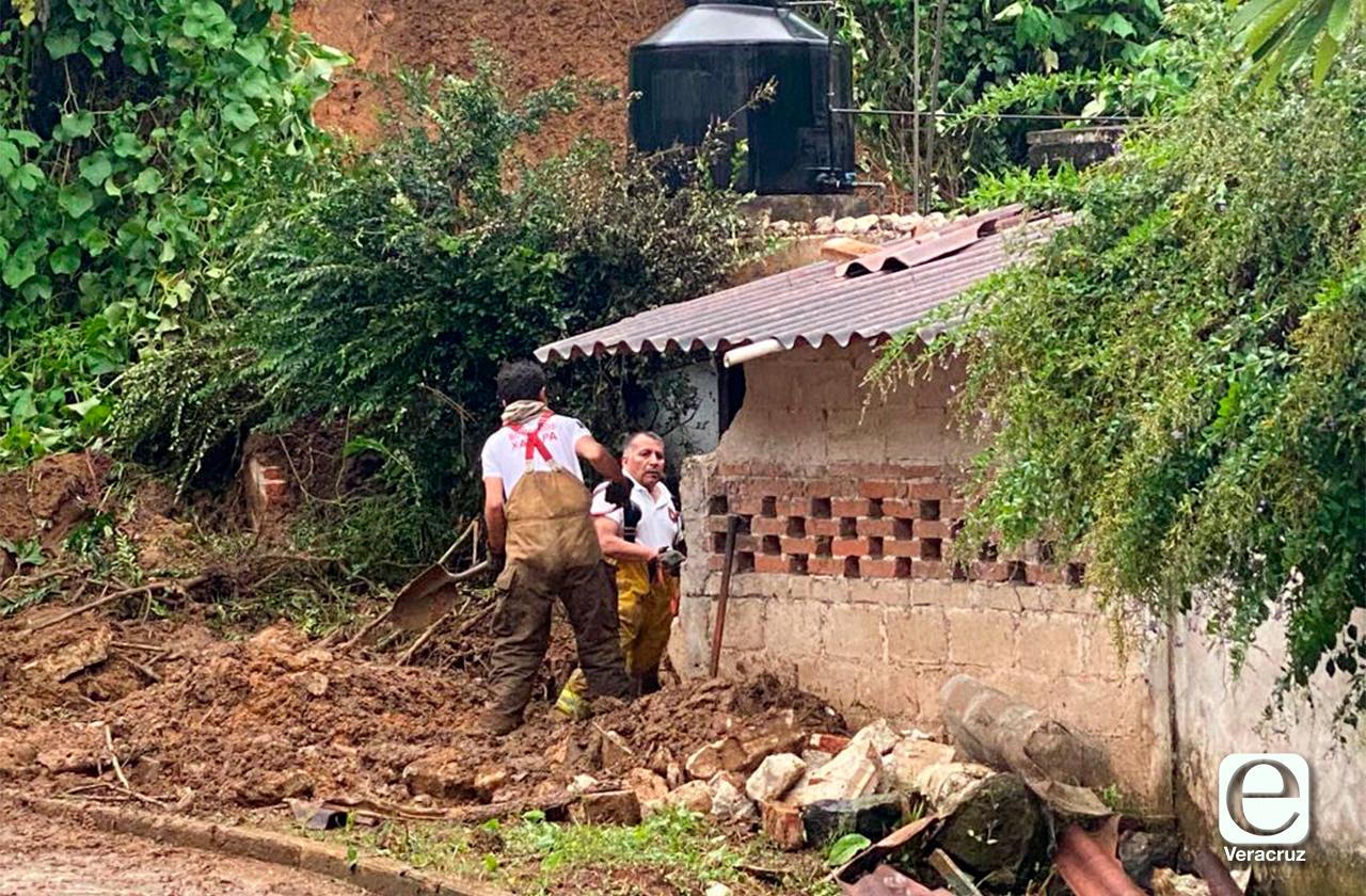 Tras lluvia en Xalapa, deslave provoca daños en casa de la 3 de Mayo