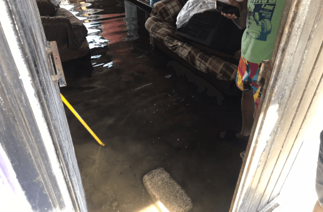 Tras lluvias, vecinos de Veracruz pierden muebles entre aguas negras