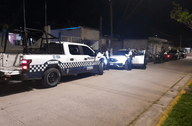 Con camioneta robada, detienen a dos policías municipales de Coatza