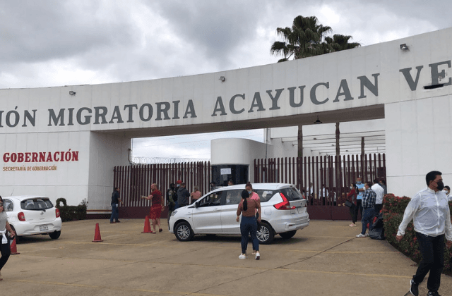 Se amotinan cubanos en migración de Acayucan; exigen libertad